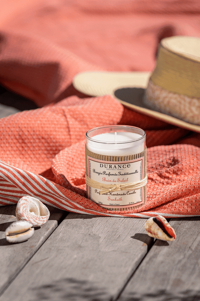 Bougie artisanale Bain de soleil sur une nappe