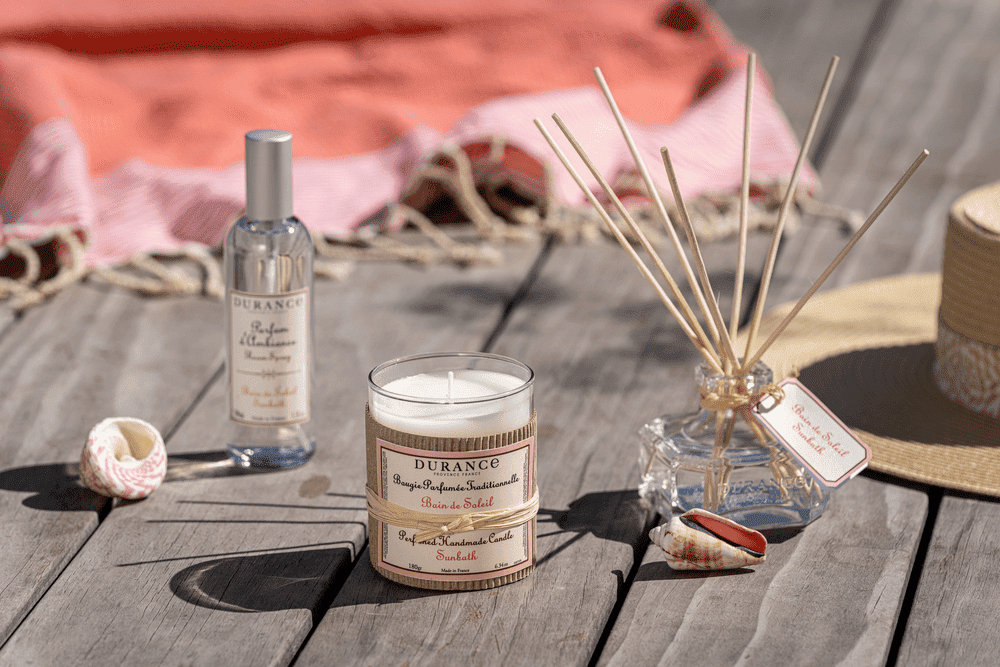 Bougie artisanale Bain de soleil sur un sol en planche de bois extérieur