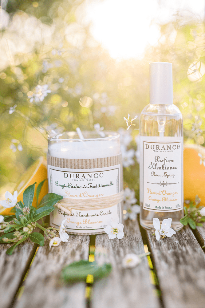 bougie artisanale Fleur d'Oranger sur une table en bois avec du soleil