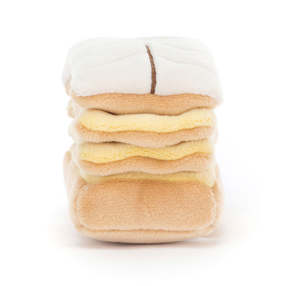 mille feuille en peluche de coté sur fond blanc