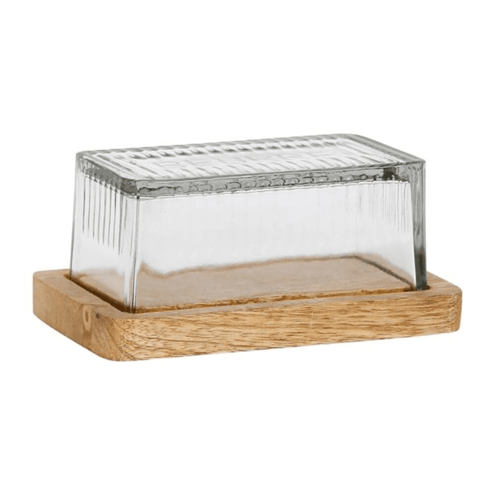 beurrier avec un couvercle en verre et un socle en bois sur fond blanc