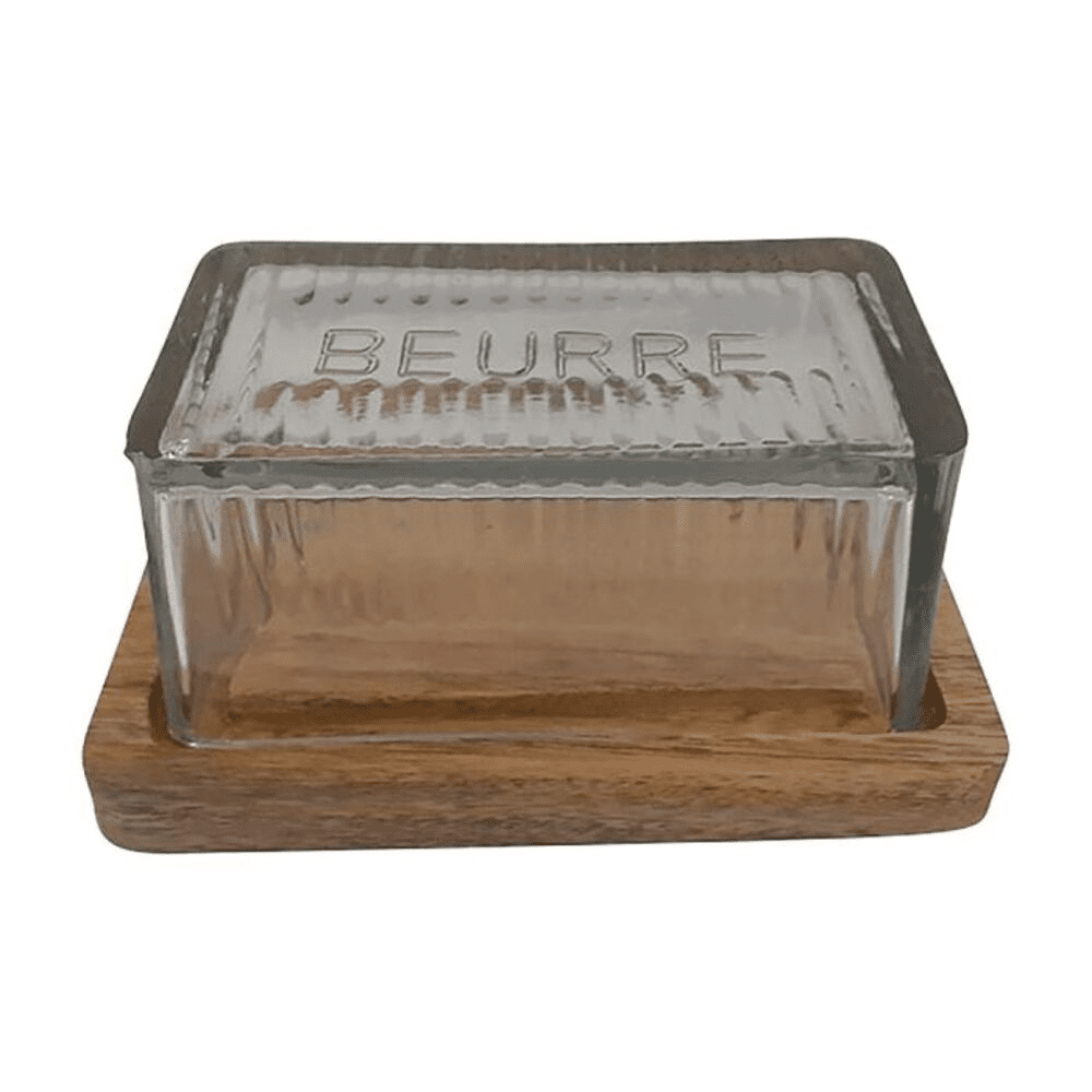 beurrier avec un couvercle en verre et un socle en bois sur fond blanc
