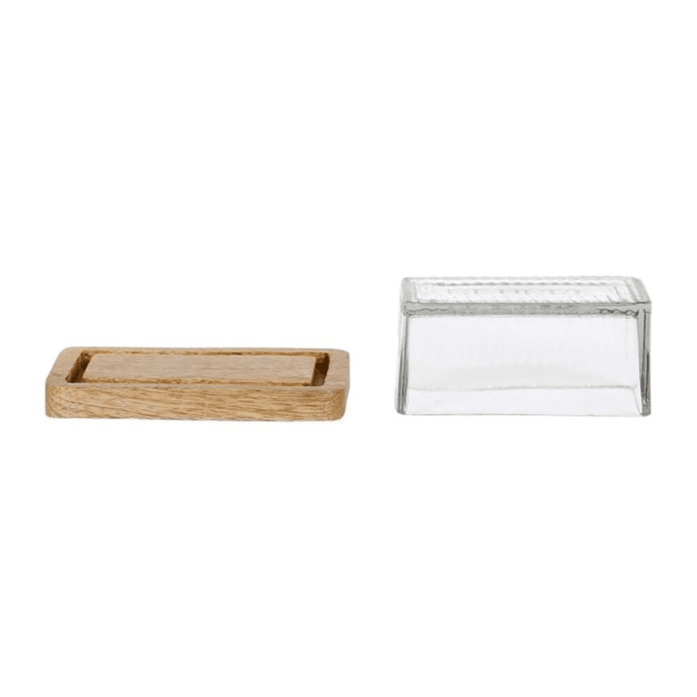 beurrier avec un couvercle en verre et un socle en bois sur fond blanc