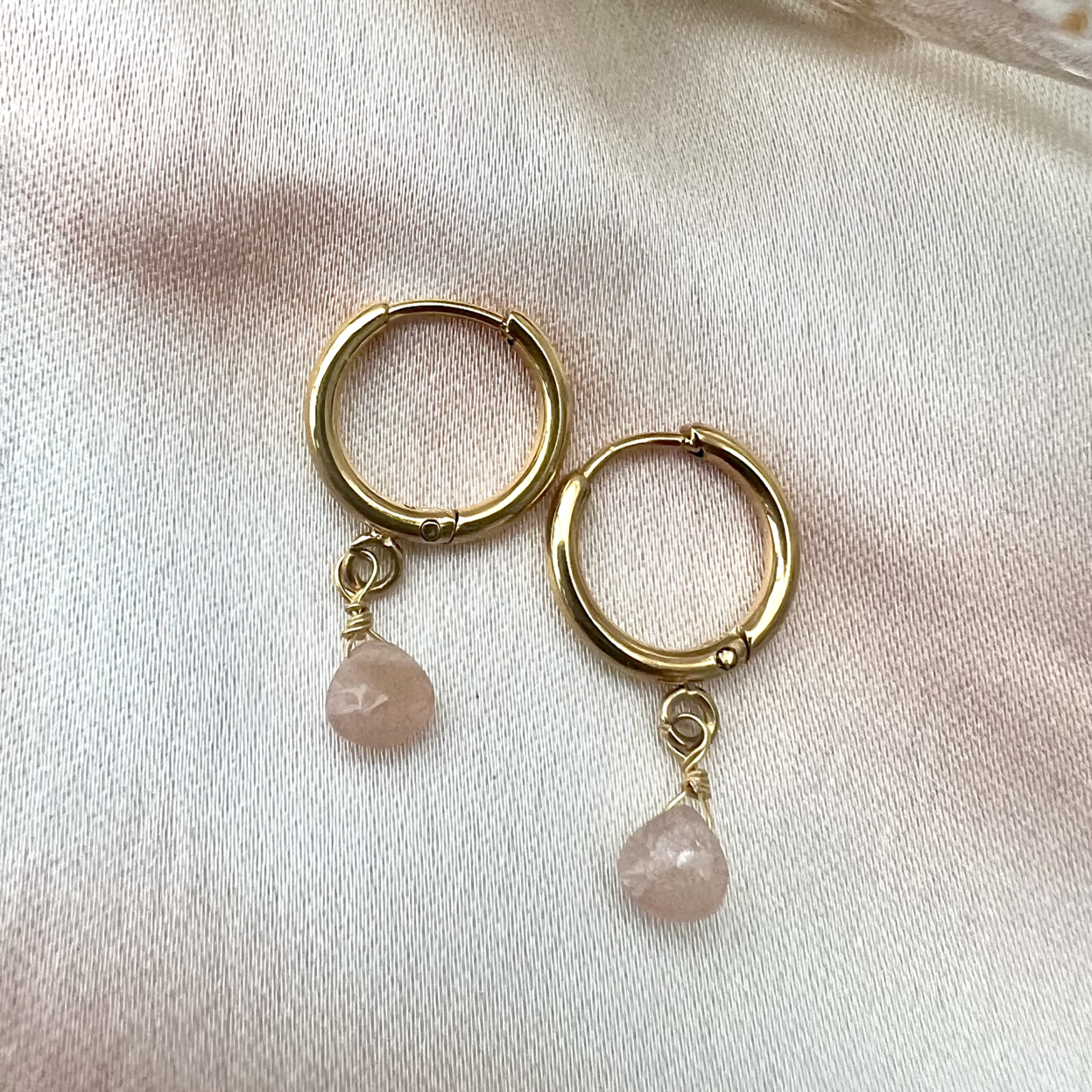 Boucles d'oreilles en acier inoxydable de couleur or avec pierre semi précieuse quartz rose