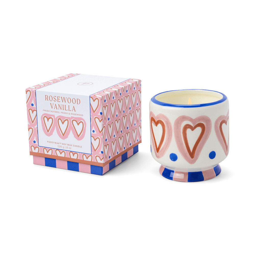 bougie avec dessins coeurs rose et rouge sur fond blanc