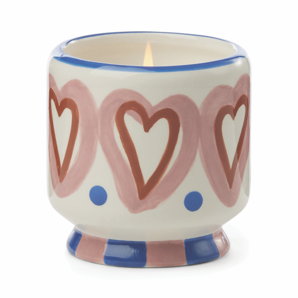 bougie avec dessins coeurs rose et rouge sur fond blanc