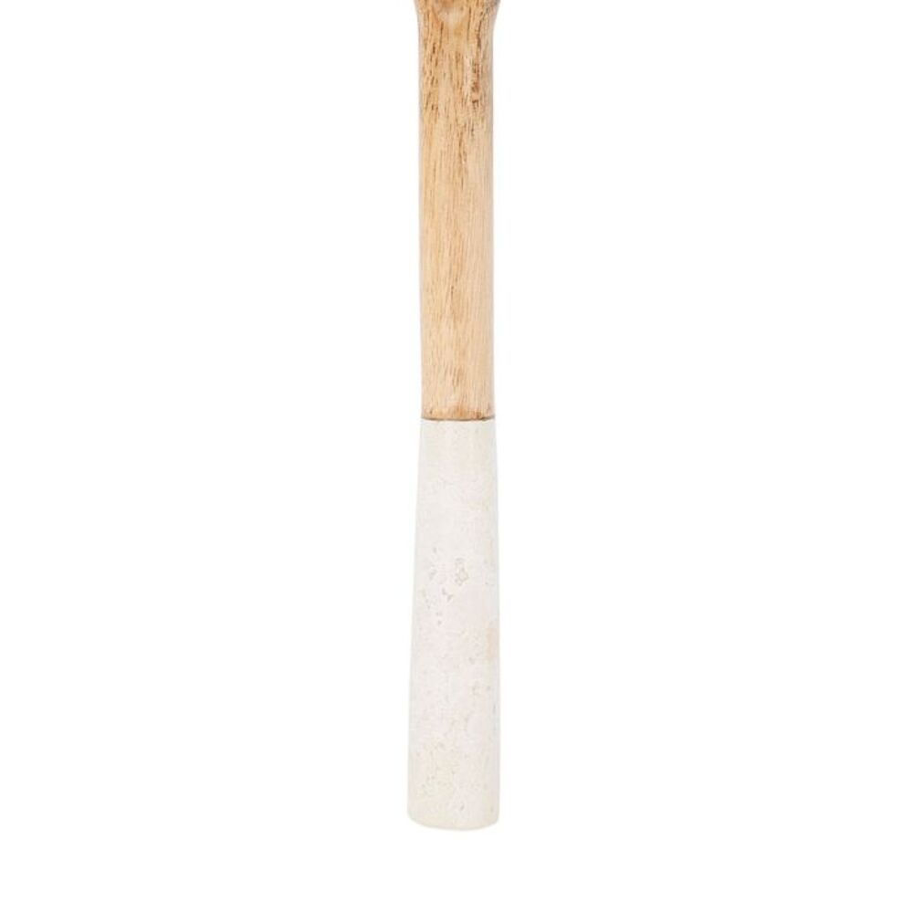 Couverts pour salades en bois avec un manche sur fond blanc 