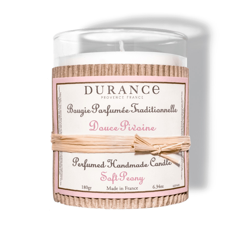 bougie artisanale douce pivoine sur fond blanc