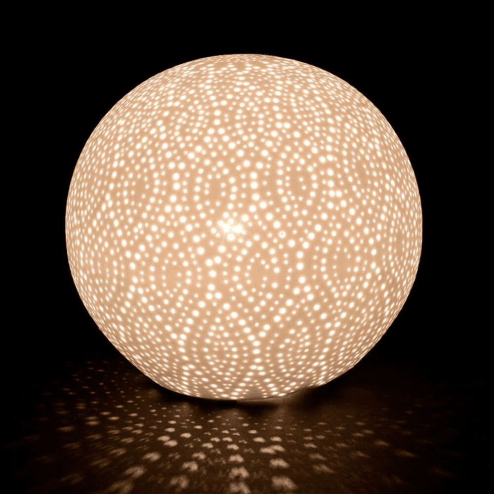 lampe en forme de boule en dentelle blanc sur fond blanc