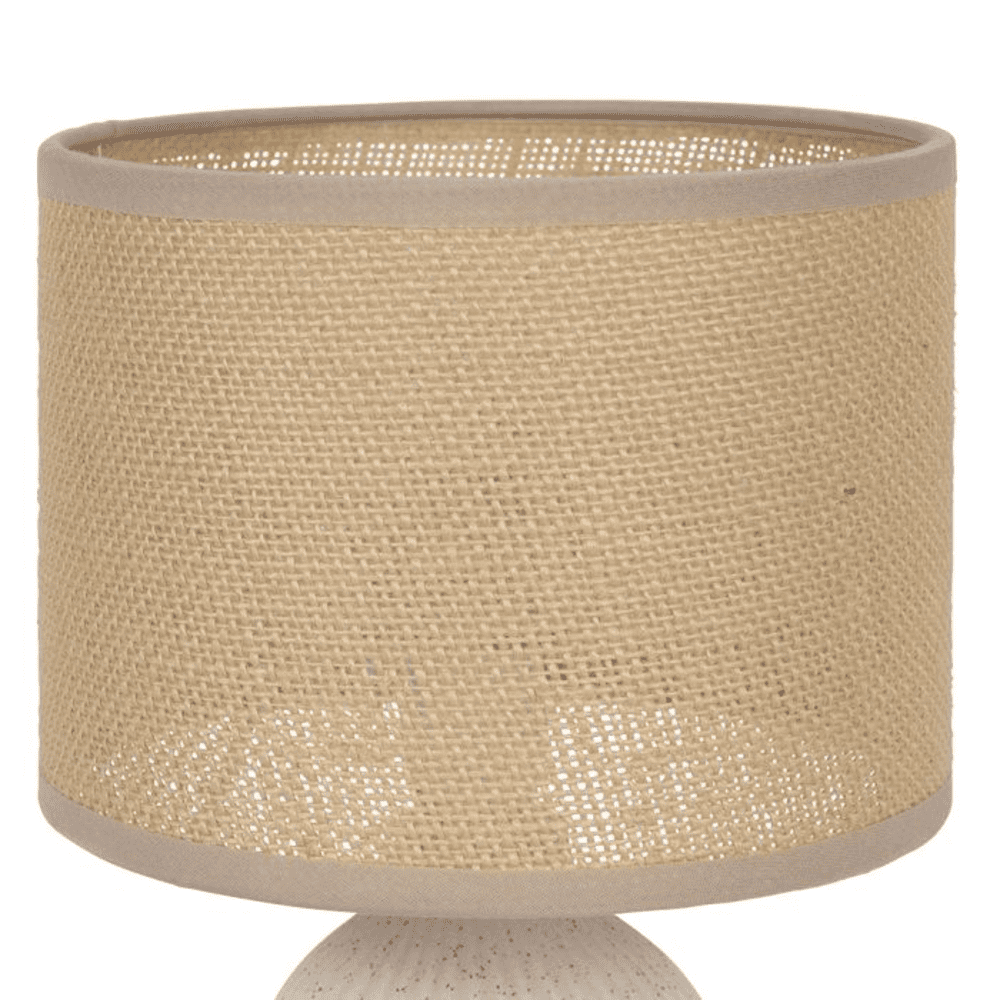 lampe en rotin et céramique de couleur beige et blanche sur fond blanc