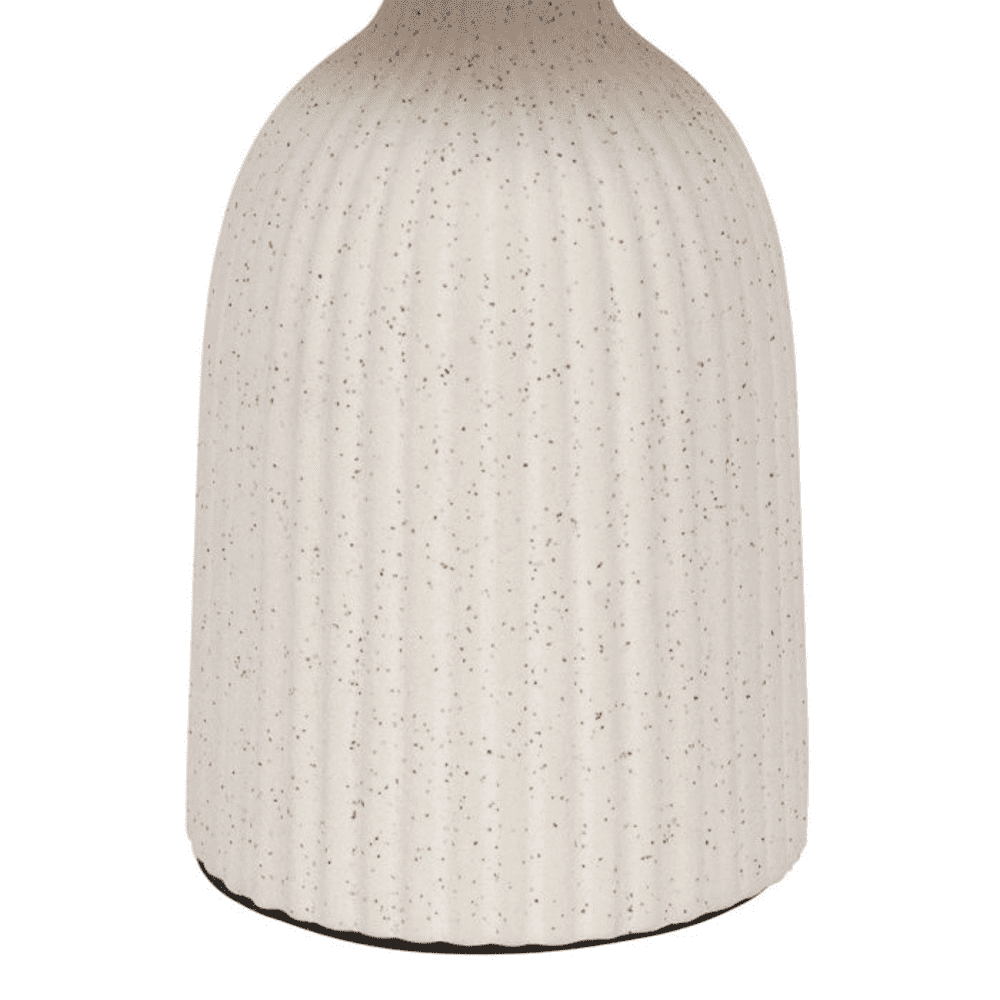 lampe en rotin et céramique de couleur beige et blanche sur fond blanc