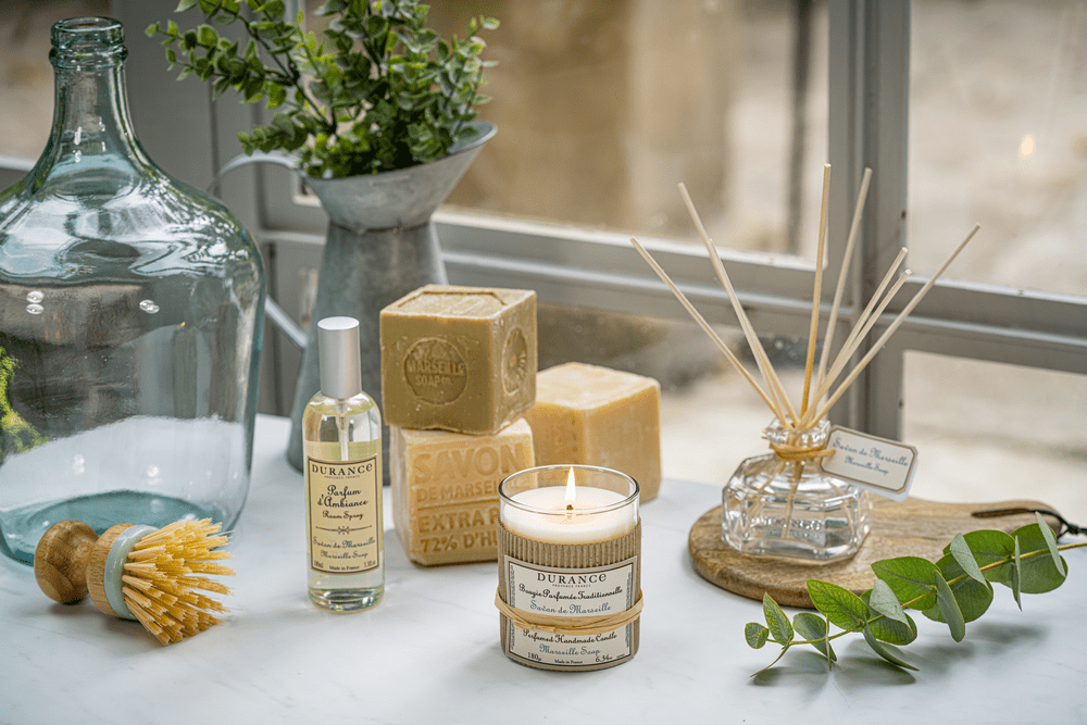 bougie artisanale savon de Marseille sur une table décorer de produit Durance