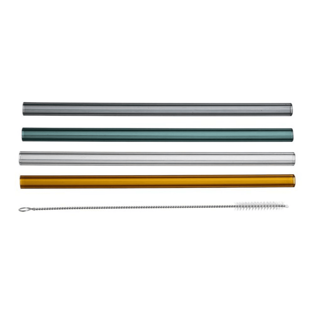 4 pailles multicolores et brosse sur fond blanc
