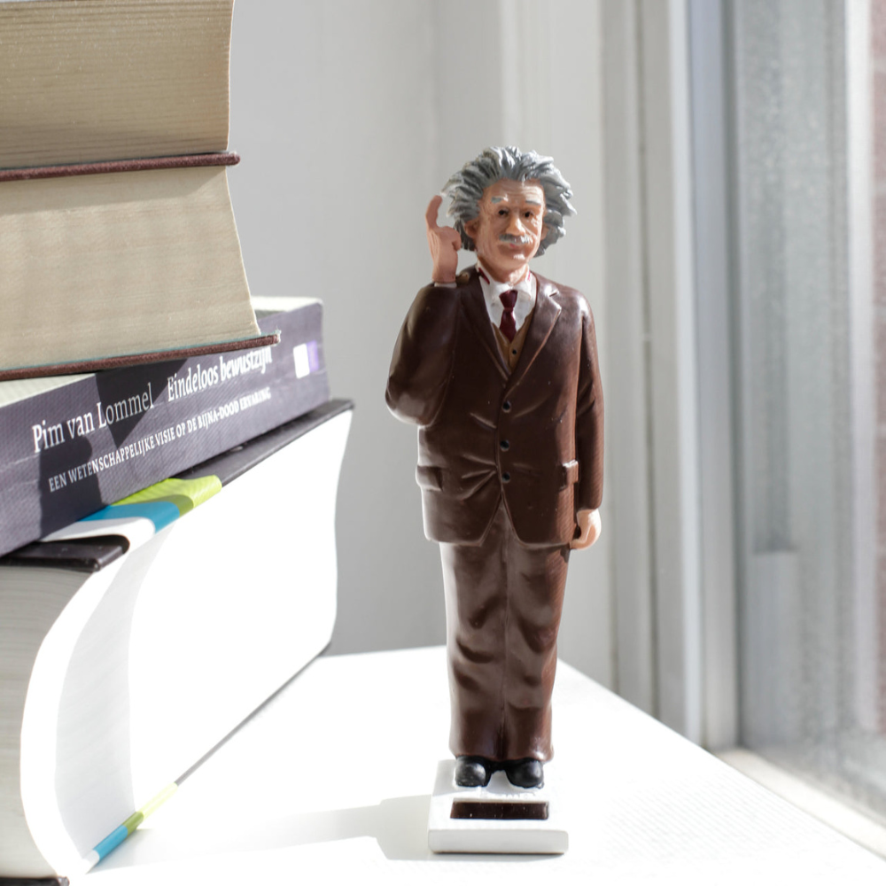 figurine Einstein poser sur le rebord d'une fenêtre