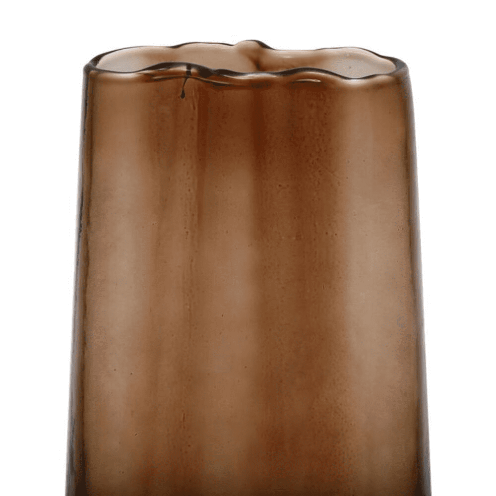 vase bronzé cylindrique sur fond blanc