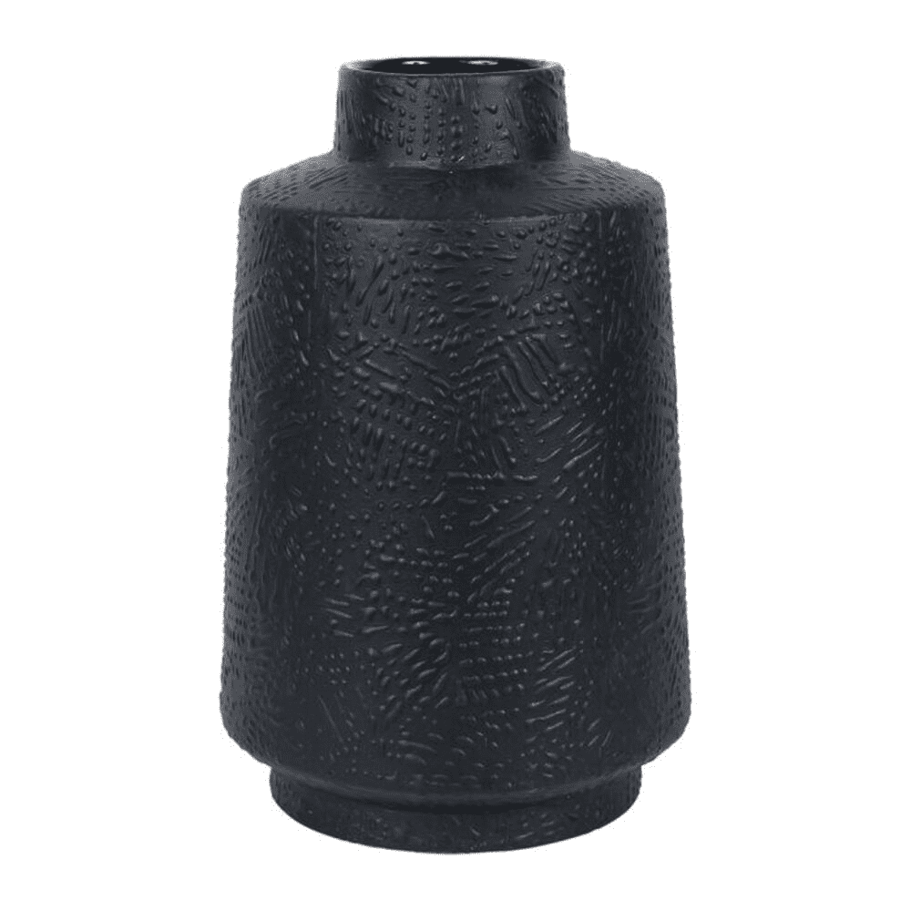 vase noir avec des motifs en relief sur fond blanc