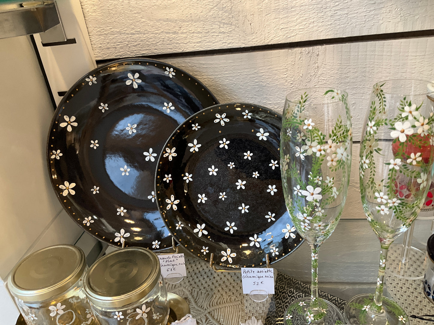Petite assiette céramique noire fleur blanche 52€ - ID Créations Paris