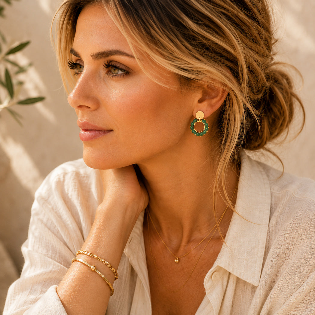 Boucles Ambre Vertes Portées avec Finition Dorée – Aluna Bijoux