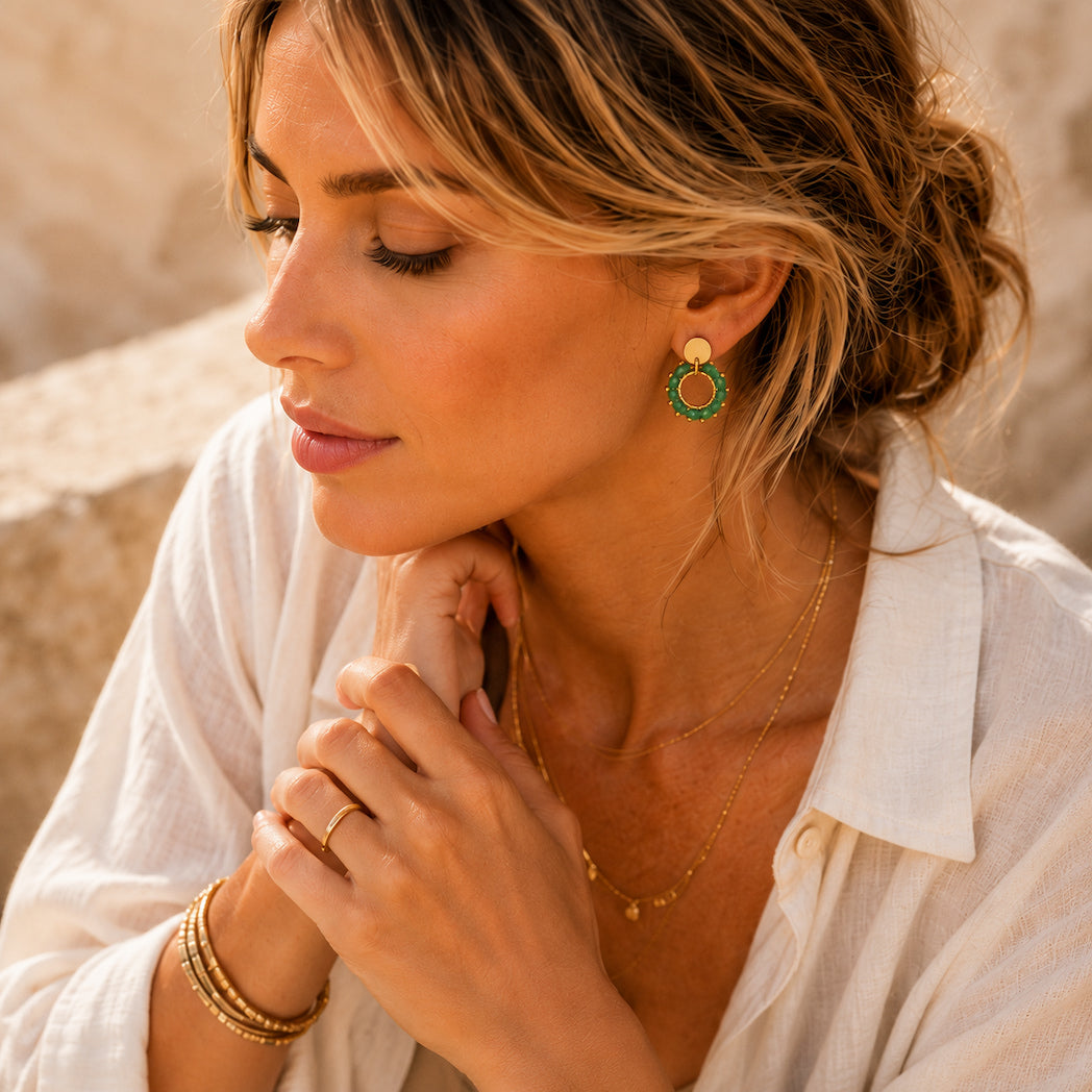 Boucles en Pierre Naturelle Verte Portées au Quotidien – Aluna Bijoux