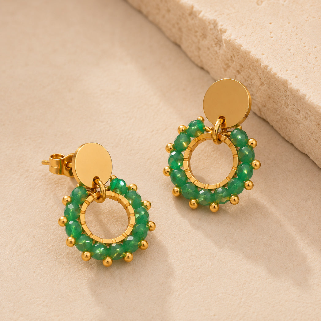 Boucles d’Oreilles Vertes en Pierre Naturelle sur Fond Beige – Aluna Bijoux