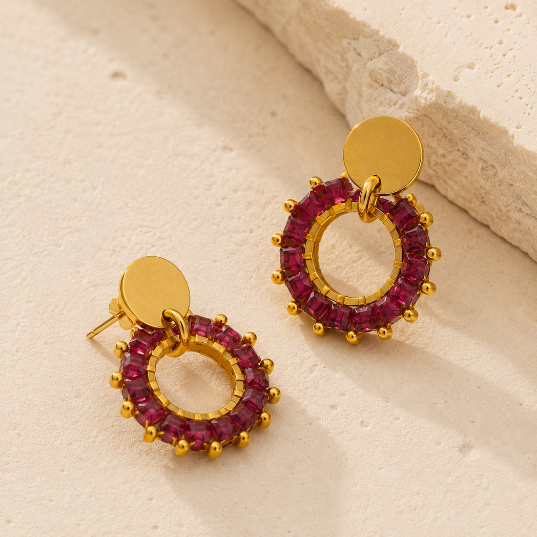 Boucles d’Oreilles Violettes en Pierre Naturelle sur Fond Beige – Aluna Bijoux
