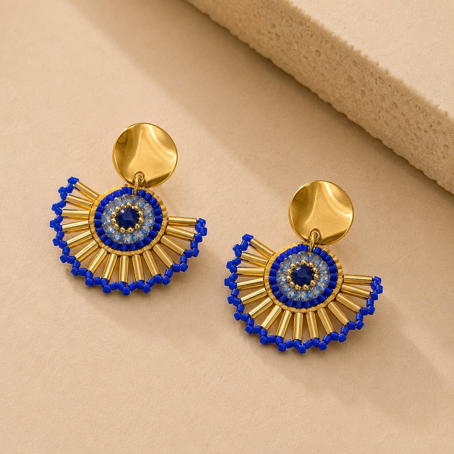 Boucles d’oreilles bleues en pierre naturelle sur fond beige – Aluna Bijoux