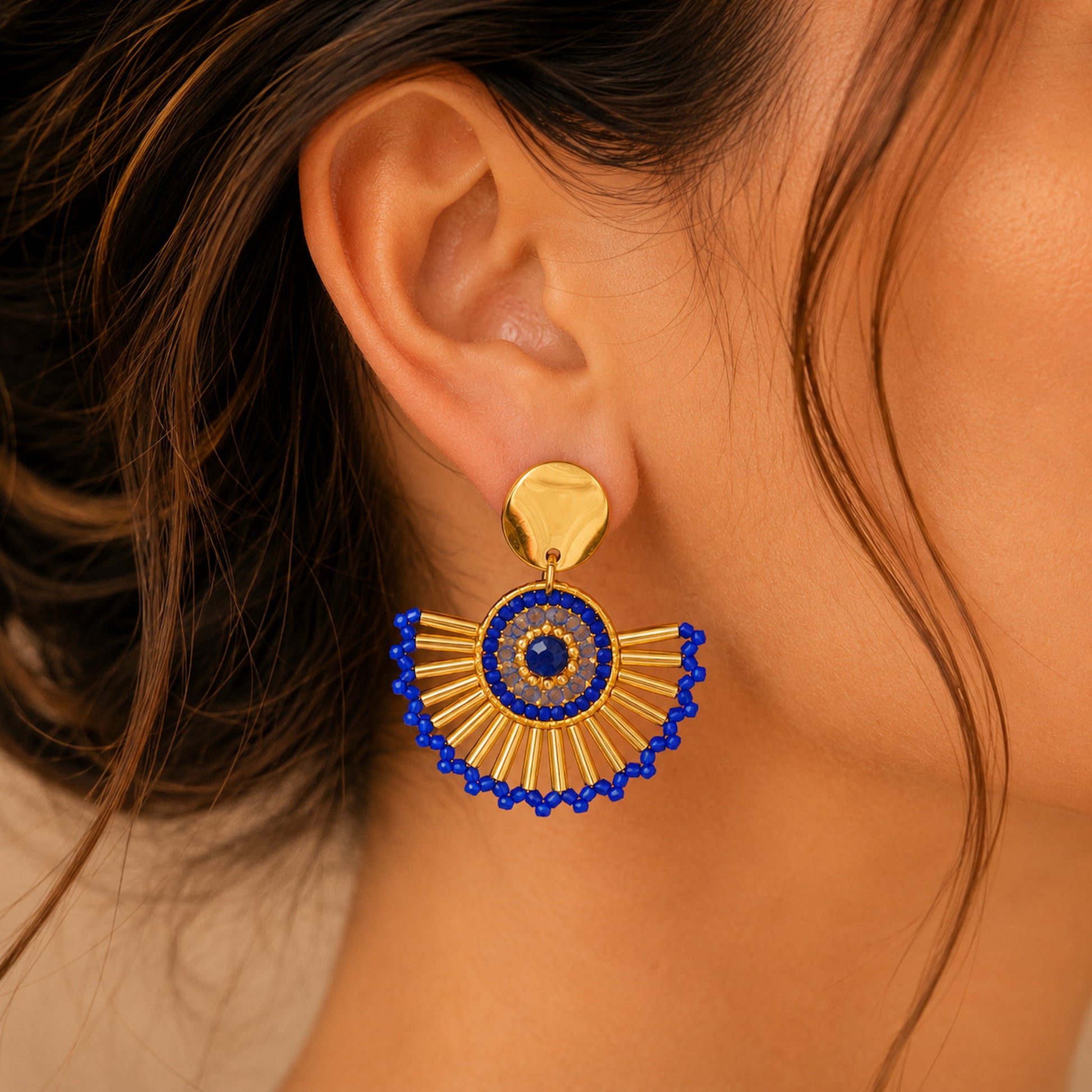 Boucles Inca bleues portées avec finition dorée – Aluna Bijoux