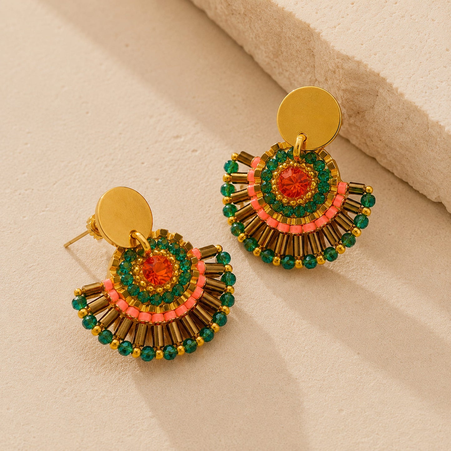 Boucles d’oreilles bohèmes turquoise orange sur fond beige – Aluna Bijoux