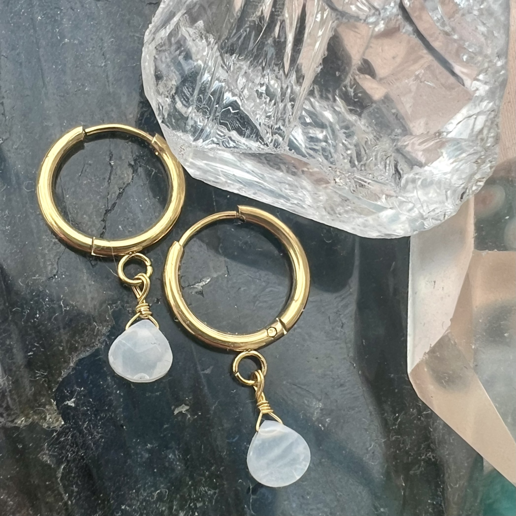 Boucles d'oreilles en acier inoxydable de couleur or avec pierre semi précieuse Cristal de Roche blanc transparent 