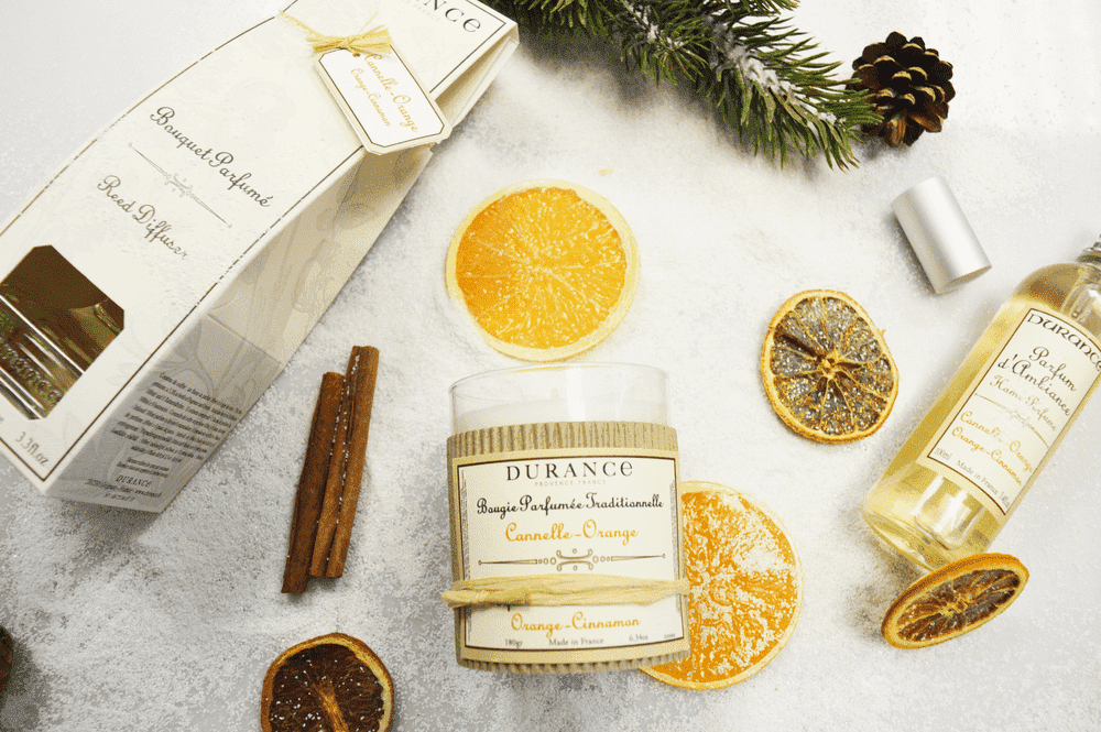 bougie artisanale canelle Orange sur une table avec des produit durance de la même senteur 